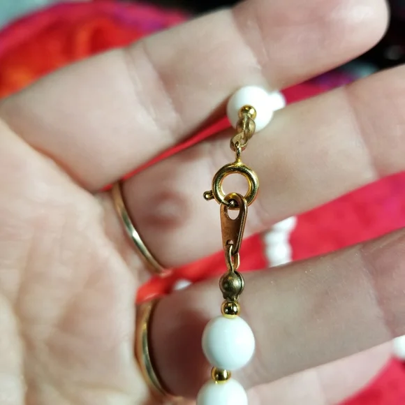 Long vintage necklace white beads gold tone molded ridged - Picture 8 of 14
